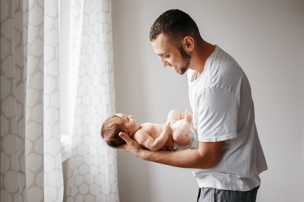 Le rôle du père dans les premiers mois du bébé : comment trouver sa place dans la relation parentale ?